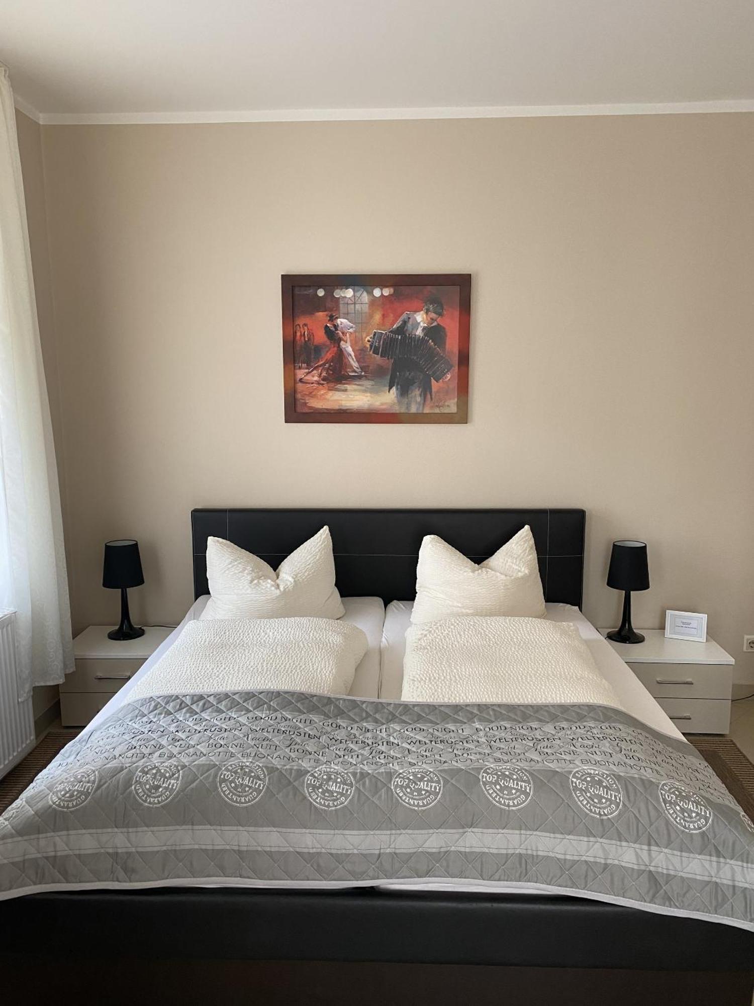 Apartments Und Zimmer Gaestehaus Matthias Drezda Szoba fotó