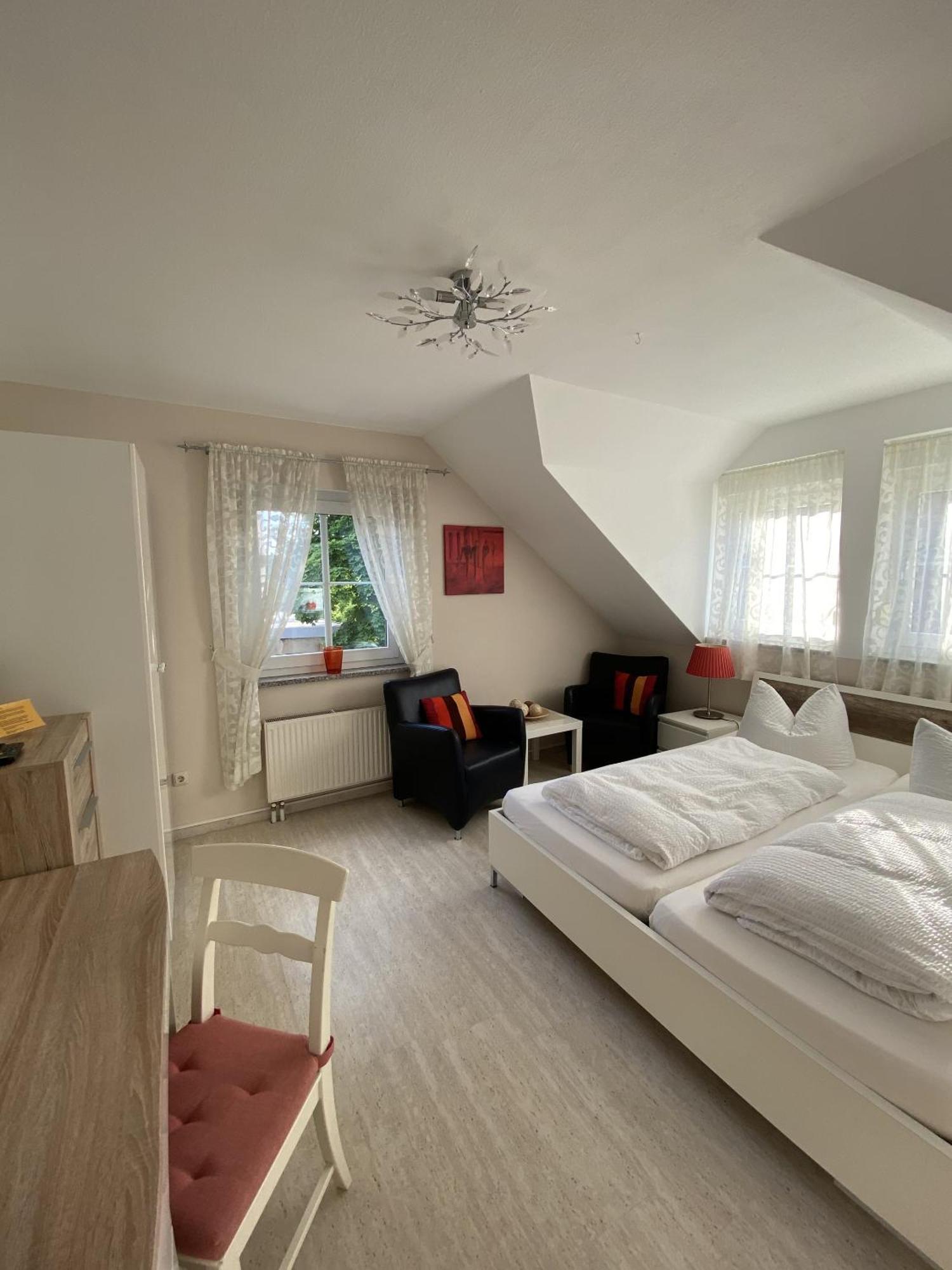 Apartments Und Zimmer Gaestehaus Matthias Drezda Szoba fotó